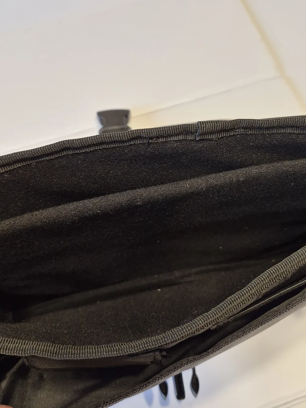Targus Men’s Black and Gray Messenger Crossbody Bag with Padded Shoulder Strap